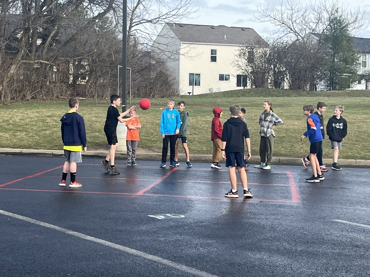 LIS_MrsCarter's tweet photo. 60 degrees in January! #recessfun #nocoatsneeded https://t.co/NzJTcjS2DB