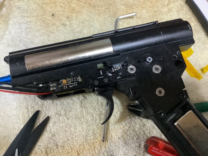 何とかスペクトラM4のメカボに電子トリガー組めた。このチープな電動ガンをいつまで弄ってんだ俺。 