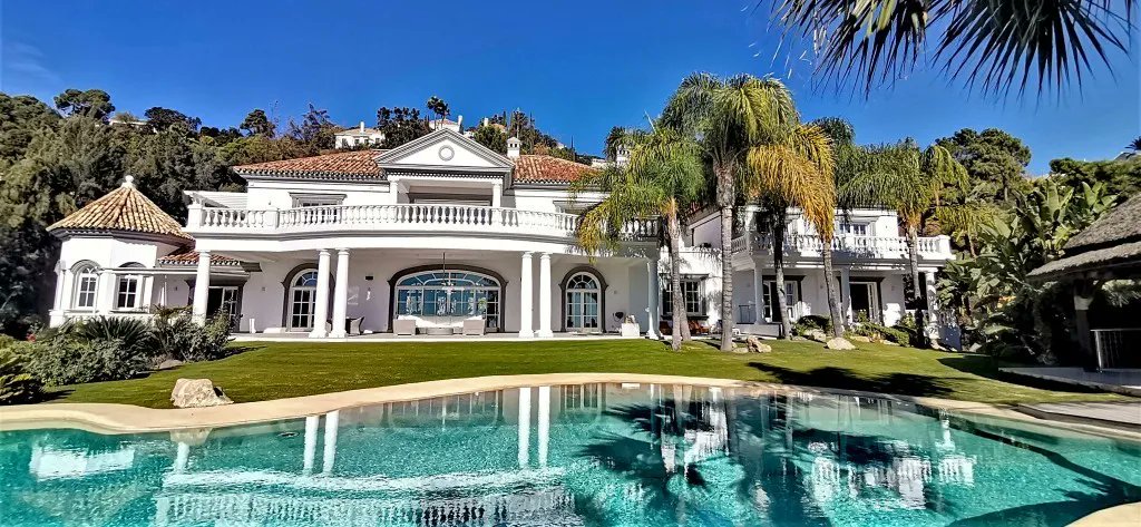 urbamarktes's tweet photo. 💎En #Venta Maravillosa #Mansion en Benahavís/Málaga. 8🛌/8🛁/1.902 m².
😎échale un vistazo👇
.
https://t.co/xjeeOZGTj2 
.
#urbamarkt #costadelsol #malaga #spain #villa #casa #home #comprar #realestate #modern #decor #design #property #luxury #arquitectura #piscina #golf #green https://t.co/Xjqcyx96DX