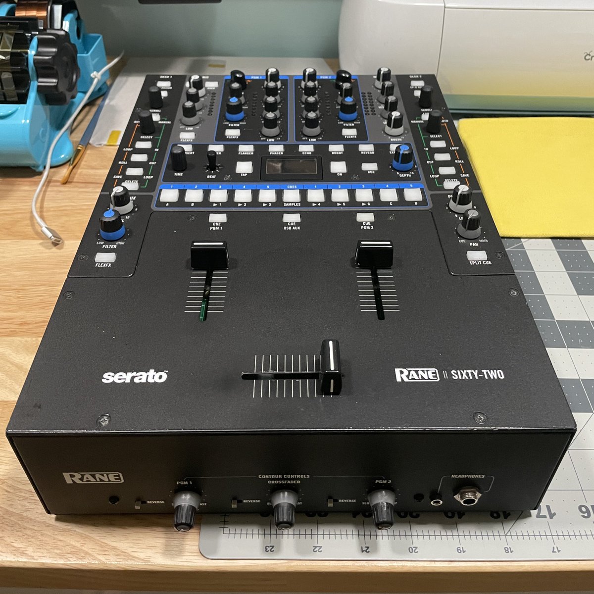 SMASHLAMES's tweet photo. $500 or OBO (#Tucson we can negotiate a better price for locals)
Everything in working condition. Great for vinyl listening or mixing. Has on board effects. All faders smooth like butter. Sticker removed on the a faceplate. One owner, smoke free environment. #Rane62 https://t.co/RDbQKKx9lX