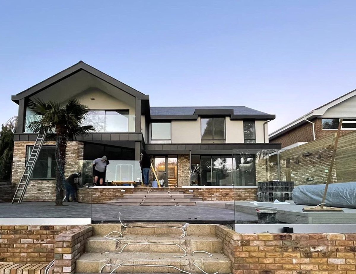 ghinteriorglass's tweet photo. GH Interior Glass finished 2022 with some fantastic projects under our belt, and we are fortunate enough to start 2023 with some even more exciting contracts - we can’t wait to share them with you! 

📸 of one of our external glass balustrade projects with @gt_osborne https://t.co/6kfUzKAK1Z