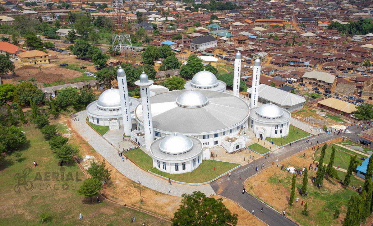 The Arafat Mosque in Nigeria 🇳🇬 is pretty unique. 📸: @AerialLagos