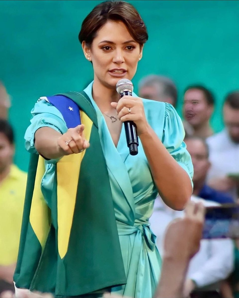 Michelle Bolsonaro é a primeira dama que inovou discursando em libras na posse do presidente, que fez tanto pelo menos favorecido por ter um coração que não tem tamanho e que ficará para história, sempre será a primeira dama que representa a mulher sábia. Te amamos  💚💚
