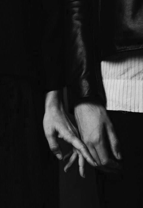 En la hoguera del amor 
muero entre las llamas
encendidas de tu cuerpo
en la flama de pasión
casi sin aliento
invoco tu nombre
al arrullo del viento

Tus manos como brasas
lamen mi piel
el fuego de tus besos
devoran mi ser

La fogata de nuestros cuerpos
a merced del placer