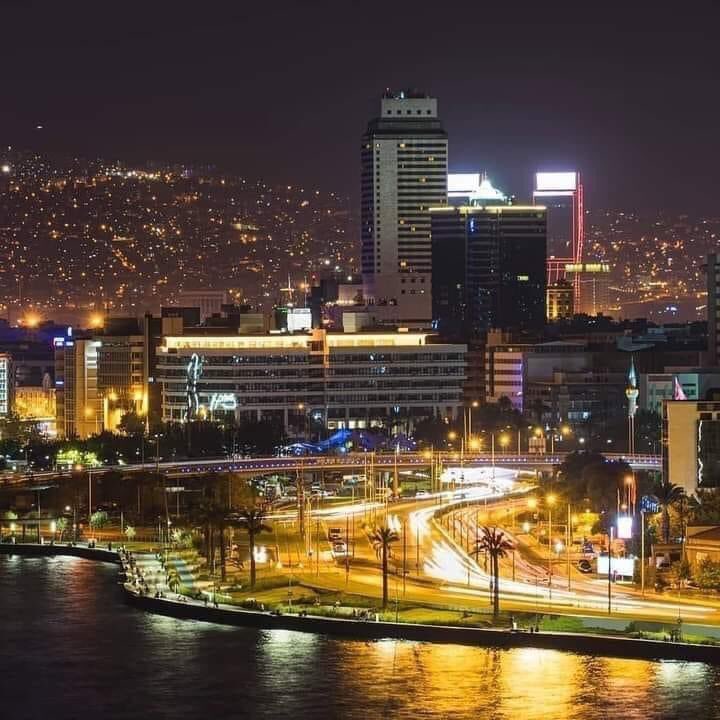 Gece olur İzmir güzelliğine güzellik katar..