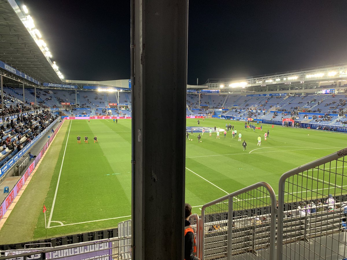 MartaRVCF's tweet photo. Esta es mi visión del partido @Alaves @realvalladolid , alguien ve normal que se cobre una entrada para ver semejante mojon? Eso si, toda la zona baja visitante VACÍA “por seguridad” La mejor liga del mundo, dicen… 😂 https://t.co/R76iF5Ro8s