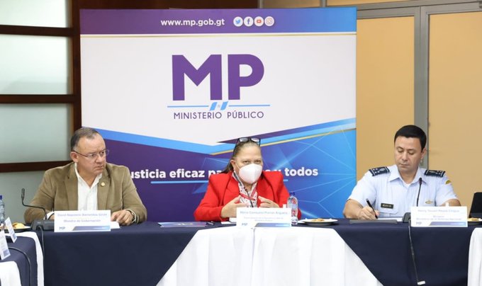 ssolorzano_PL's tweet photo. La fiscal general Consuelo Porras, sostuvo una reunión de coordinación interinstitucional con el ministro de Gobernación, David Barrientos; el ministro de la Defensa, el general de División, Henry Yovani Reyes Chigua y representantes del Tribunal Supremo Electoral.  📸MP https://t.co/U3CUIIgyes
