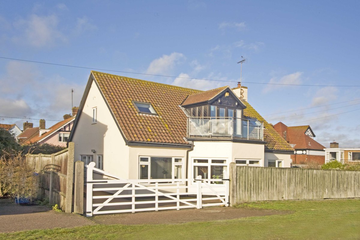 CHuC_org_uk's tweet photo. #SelfCatering places with a #CeilingHoist #CeilingLift
High Tide #Southwold #Suffolk
Overlooks Southwold Pier
More info on #CHuC website https://t.co/GiqUehhmeU https://t.co/MtPgBcABAc