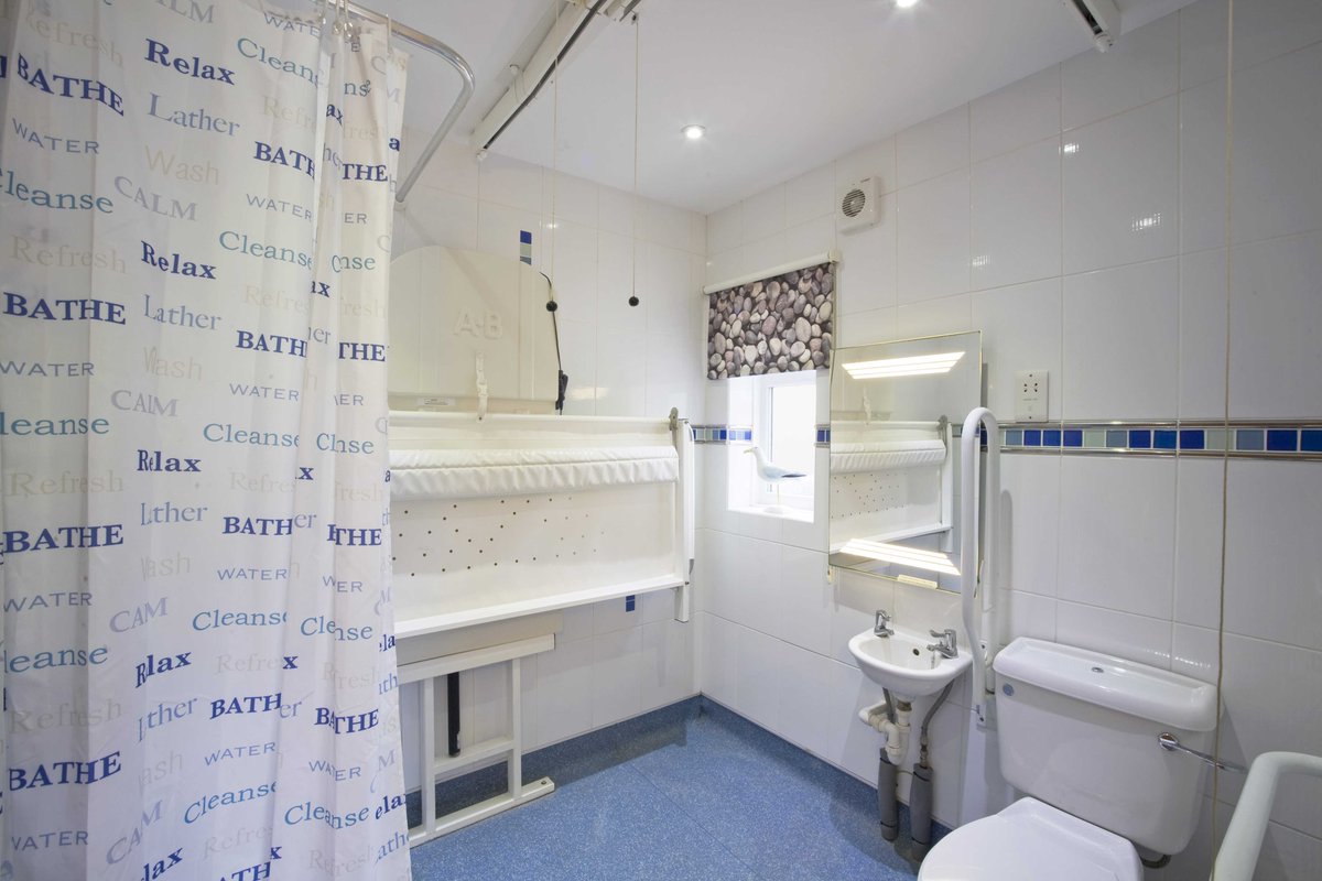 CHuC_org_uk's tweet photo. #SelfCatering places with a #CeilingHoist #CeilingLift
High Tide #Southwold #Suffolk
Overlooks Southwold Pier
More info on #CHuC website https://t.co/GiqUehhmeU https://t.co/MtPgBcABAc