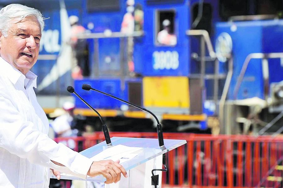 “Ya se está avanzando [la instalación de las vías del Tren Interoceánico del Istmo de Tehuantepec] y va a ser de carga de contenedores [como complemento al Canal de Panamá]”.

—Andrés Manuel López Obrador.