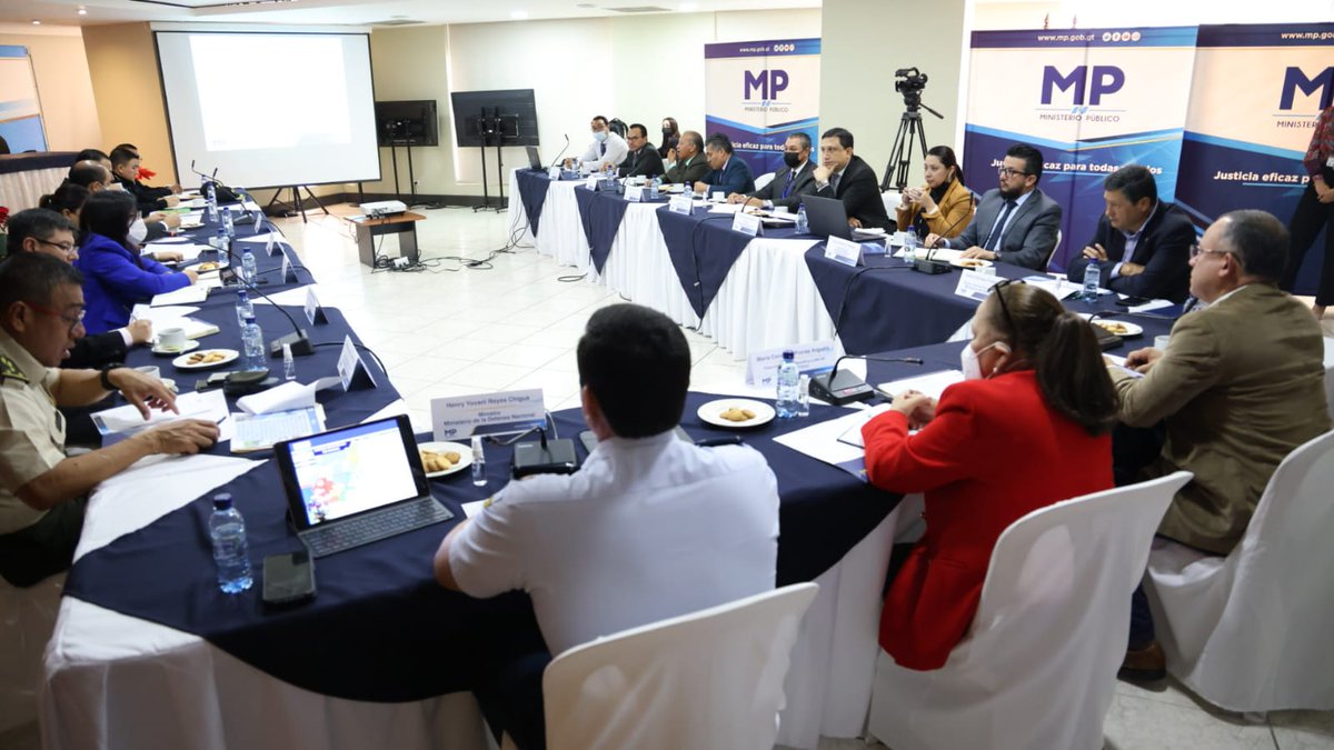 ssolorzano_PL's tweet photo. La fiscal general Consuelo Porras, sostuvo una reunión de coordinación interinstitucional con el ministro de Gobernación, David Barrientos; el ministro de la Defensa, el general de División, Henry Yovani Reyes Chigua y representantes del Tribunal Supremo Electoral.  📸MP https://t.co/U3CUIIgyes