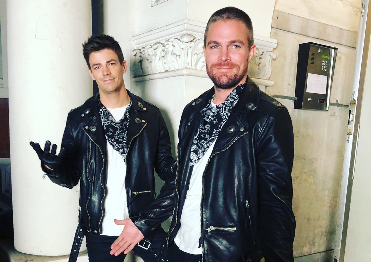 GrantGustinBRA's tweet photo. O ator Stephen Amell confirmou hoje, por meio de sua conta no Twitter, que estará de volta como Green Arrow na última temporada de The Flash. As informações são de que o ator estará presente no último episódio da série. https://t.co/h4lK5pJGG1