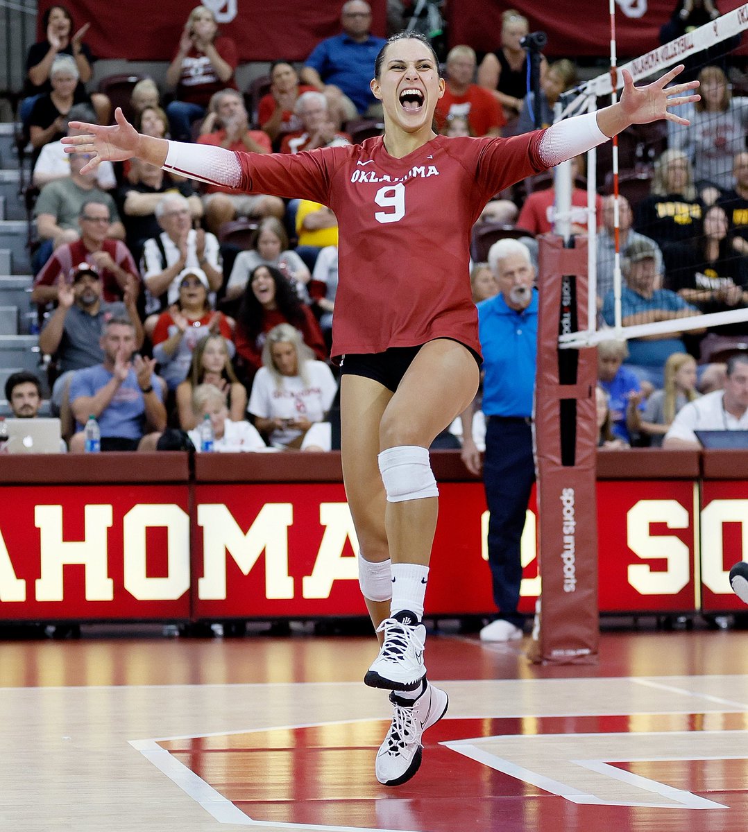 OU_Volleyball's tweet photo. Put your 𝐡𝐚𝐧𝐝𝐬 𝐮𝐩, it’s @_davisons’ birthday! 🙌🥳

Enjoy your day, Savs! 🎉 https://t.co/mfI1YVCpU2