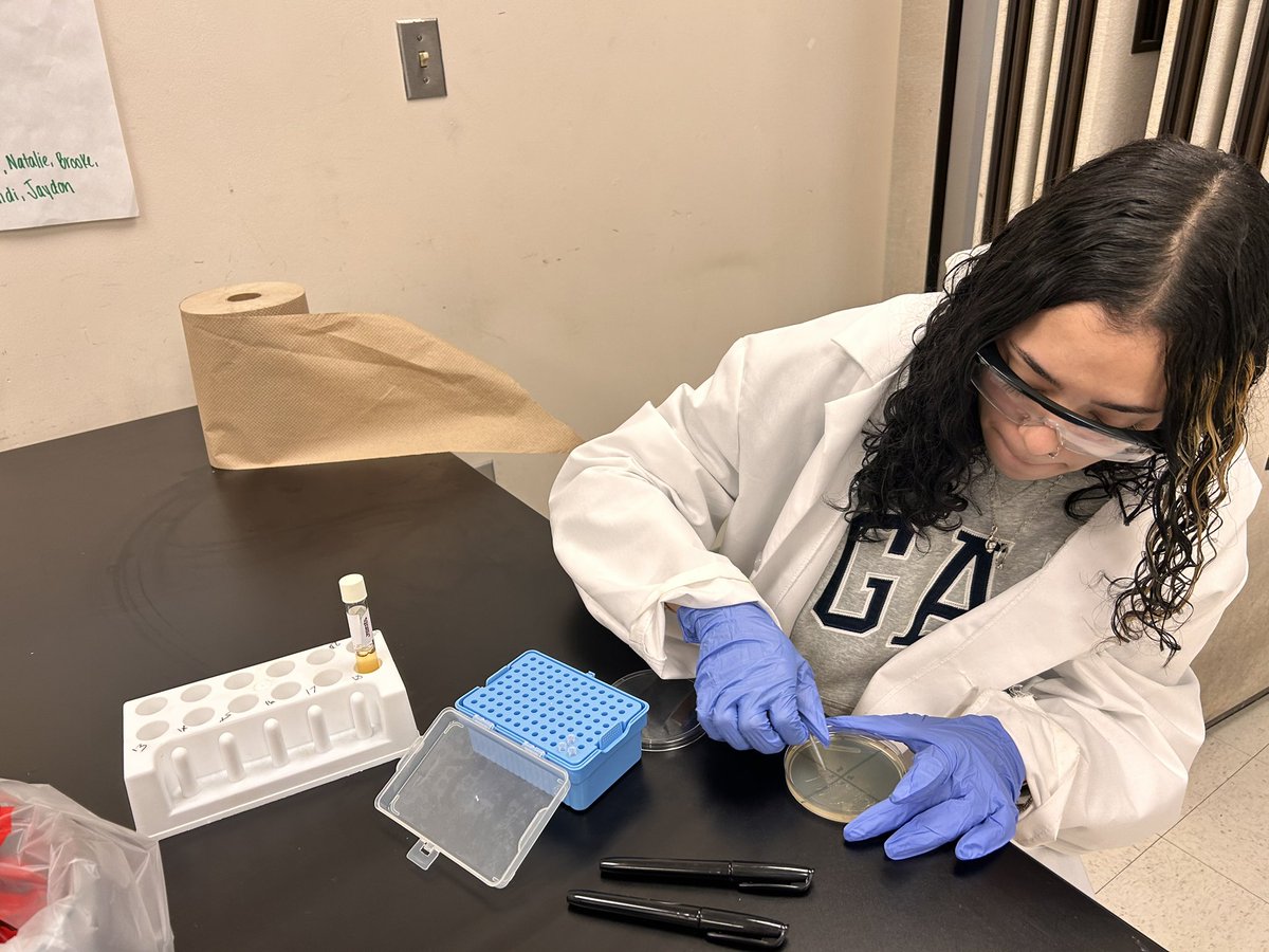 DrKeshodkarS's tweet image. Learning about microbiology and streaking bacteria plates in @PLTWorg Biomedical Science class. #futurehealthprofessionals trying to figure out the cause of the nosocomial infection!🥼🔬🧪💉🏥 @LibertyHigh @MrLittleScience @MissRichardsLHS @Leesonscience