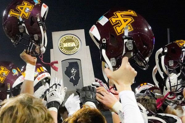 Loyola_FB's tweet photo. Happy New Year from your 8a state champions! https://t.co/0mHk1Kh966