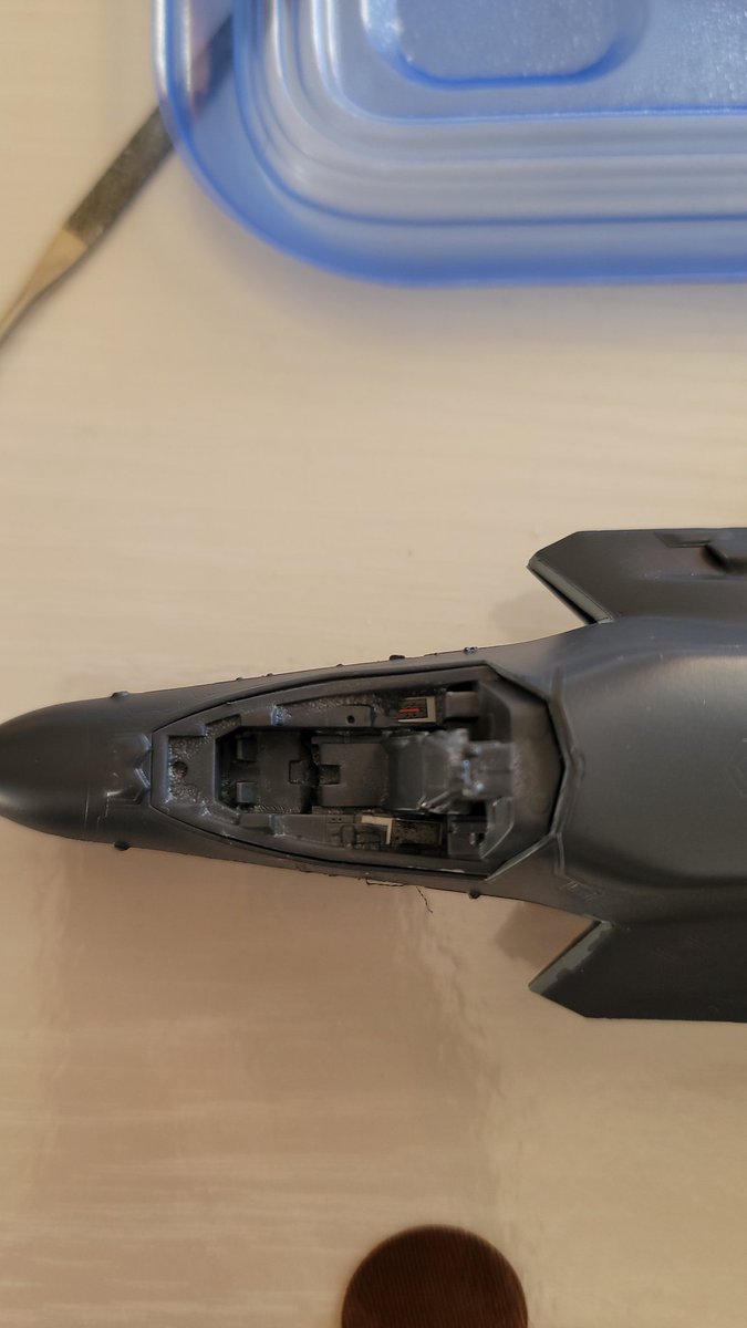 098_asuka's tweet image. F35プラモデル制作過程
コックピットの計器類のデカール貼りです細かいですがピンセットとマークセッター(デカール軟化剤の入った接着剤)駆使して頑張ります。
#F35BLightningII 
#プラモデル好きと繋がりたい