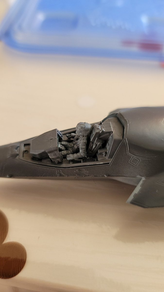 098_asuka's tweet image. F35B プラモデル制作過程
コックピットとパイロットｗ小さいのでパイロットの塗り分けやめましたｗ
#F35BLightningII 
#プラモデル好きと繋がりたい