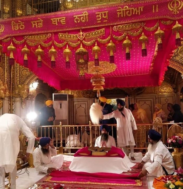 Kamalpreet1511's tweet photo. ਇਨਹੀ ਕੀ ਕ੍ਰਿਪਾ ਕੇ ਸਜੇ ਹਮ ਹੈਂ ਨਹੀ ਮੋ ਸੇ ਗਰੀਬ ਕਰੋਰ ਪਰੇ।।
ਜੁੱਧ ਜਿਤੇ ਇਨਹੀ ਕੇ ਪ੍ਰਸਾਦਿ ਇਨਹੀ ਕੇ ਪ੍ਰਸਾਦਿ ਸੁ ਦਾਨ ਕਰੇ‌।। https://t.co/TIibpTs60H