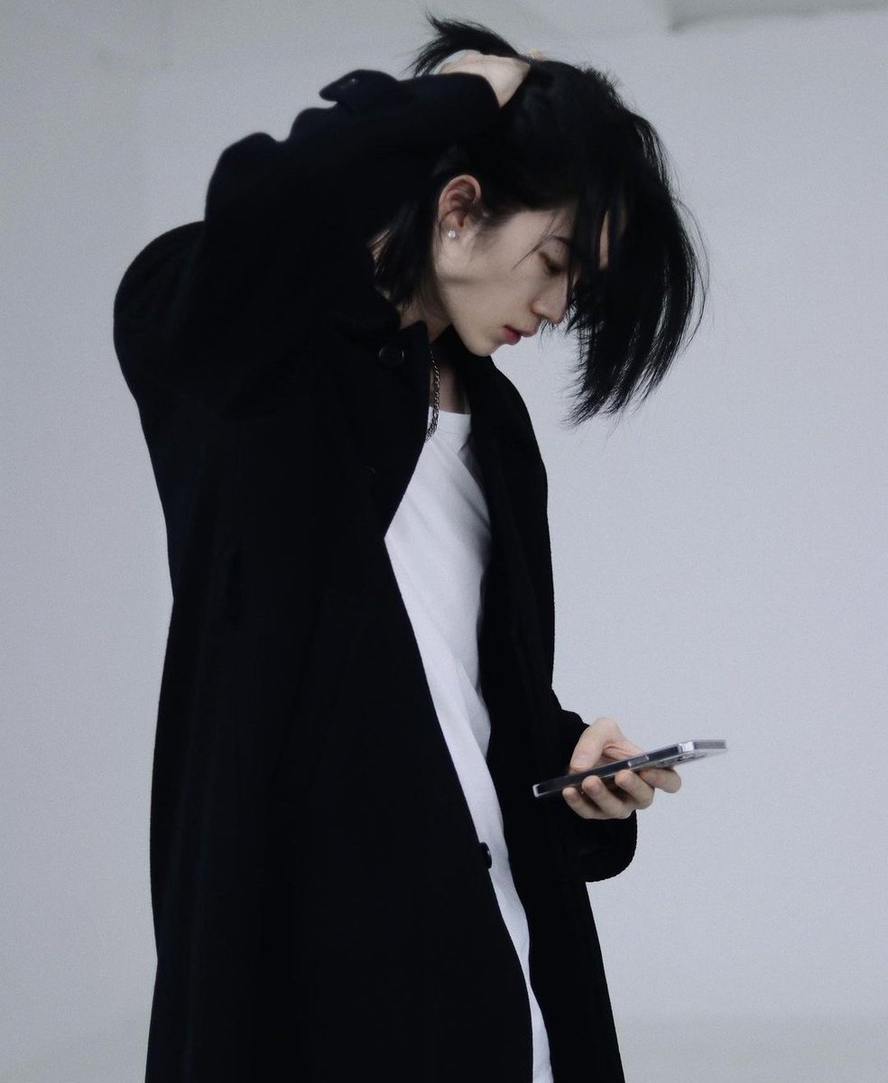 screaminterror's tweet image. Aryo pagi-pagi sudah di kampus, dijanjiin bimbingan jam 8. Pas baru nyampe ada notif dari dosbing, 'bimbingan jam 1 siang aja ya nak.'

"Oalah, ngent-"