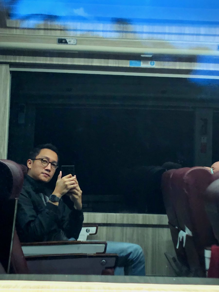 rgoestama's tweet photo. Testimoni naik kereta yg jendelanya segede layar bioskop.

A short thread. https://t.co/PHrC43gWLm