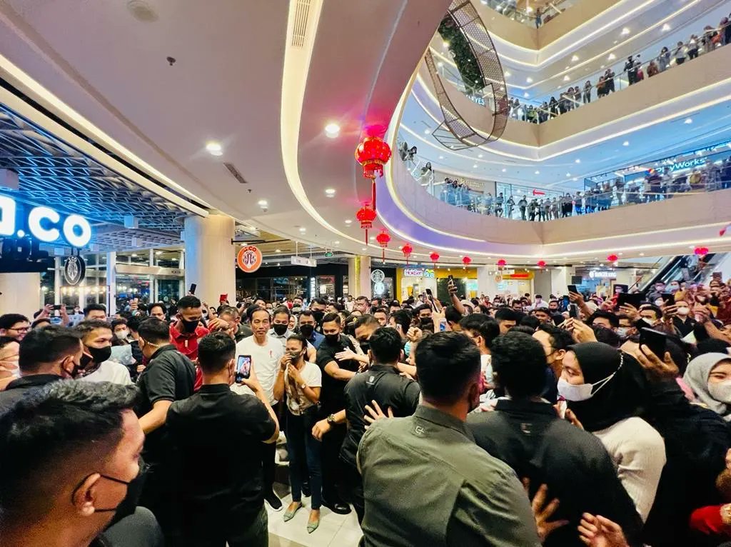jokowi's tweet photo. Datang ke sebuah pusat perbelanjaan di Kota Pekanbaru, semalam, saya bersama Pak Pratikno, Pak Basuki, dan Pak Erick sempat memasuki satu gerai dan berbelanja sweter lengan panjang dan jaket.

Mal di kota ini masih ramai pengunjung pada pukul delapan malam. https://t.co/cNpmRoff5V