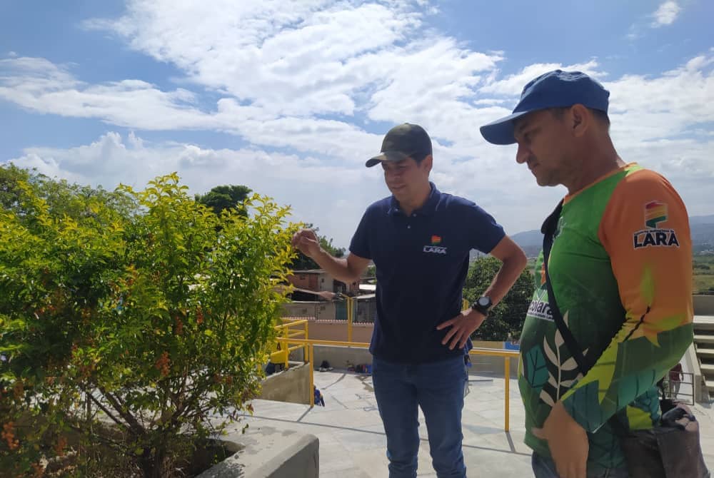 AdolfoP_Oficial's tweet photo. #4Ene Desde el Mirador Santa Rosa nuestro equipo de @Inecolara realiza labores de mantenimiento y ornato. Todo el equipo de @gobiernodelara está desplegado y embelleciendo los espacios en el marco de la visita 165 de nuestra Divina Pastora. https://t.co/NPS2EWLhjU