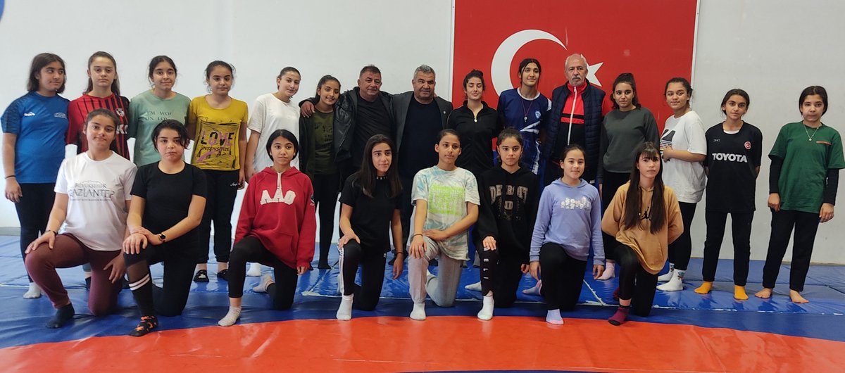 Bugün Gaziantep bayan güreş takımı ziyaret ettik her zaman sporcu kardeşlerimin yanında olacağız. Tüm spor Adamları Genel başkanı Vakıf Demir