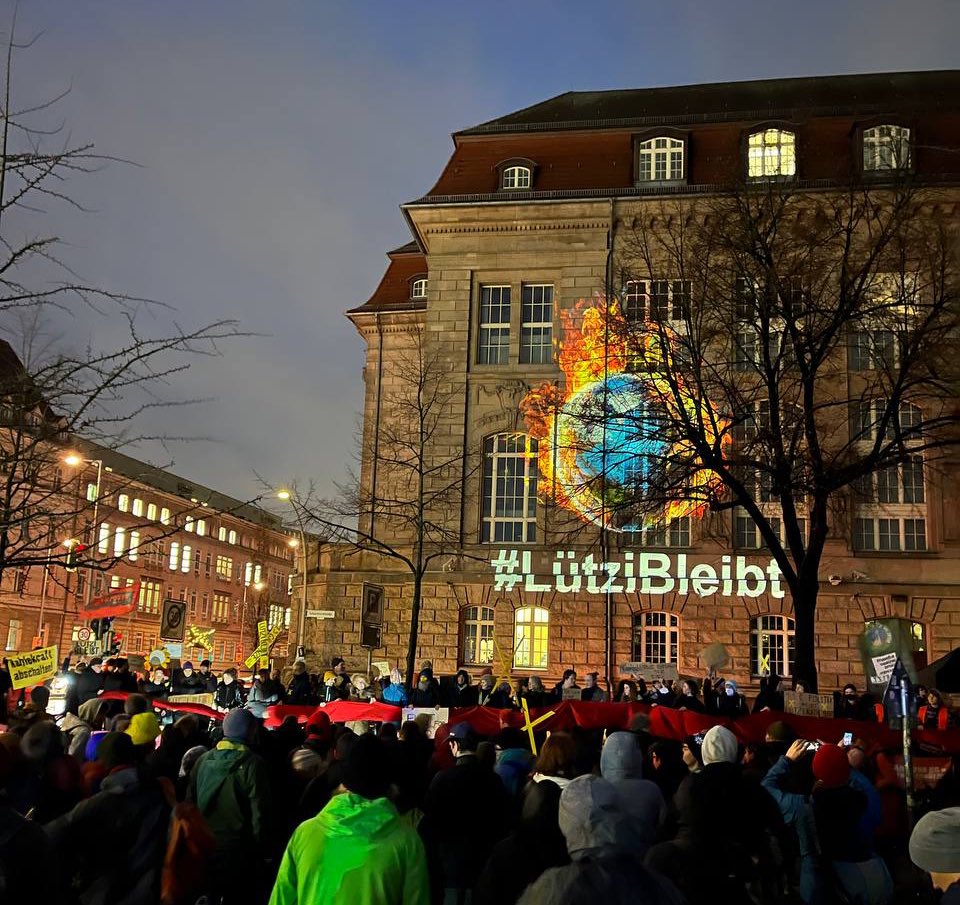 FFF_Berlin's tweet photo. Heute haben wir mir über 450 Menschen vor dem @BMWK gezeigt, wie wir politisches Versagen verurteilen. Die Erde brennt und #Lützerath muss bleiben! 
Wir kämpfen weiter für 1,5 Grad! 
Für Kohle enteignen wir nur die Reichen! #FCKRWE #LuetziBleibt 
#fightforonepointfive https://t.co/MUwsL6Emq0