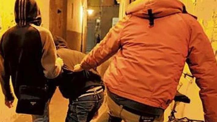CTrinchese's tweet photo. “A #Caltanissetta 2 quindicenni hanno sequestrato e torturato un tredicenne solo perché aveva difeso i suoi amici.
Schiaffi, pugni sulla nuca, calci sul costato, e sputi in faccia.
Poi i due gli hanno buttato addosso olio di motore, pronti a dargli fuoco.
Dove è finita l’umanità? https://t.co/8TTdw71yzl