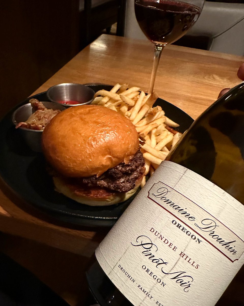 MarkOldman's tweet photo. Happiness is a warm puppy. Happiness is also a double smash burger and fries, washed down with a top Oregon Pinot Noir, like this generous, silky, red fruit-rhubarb-autumn leaves 2016 @DDOWines Oregon Pinot Noir.
.
#Oregonwine #OregonPinot #Pinotlover #winepairing https://t.co/KZBNHcnJEt