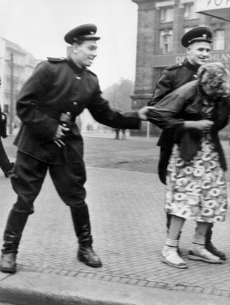 Вікторія Сірко 🇺🇦 On Twitter Soviet Soldiers Molest A German Woman In