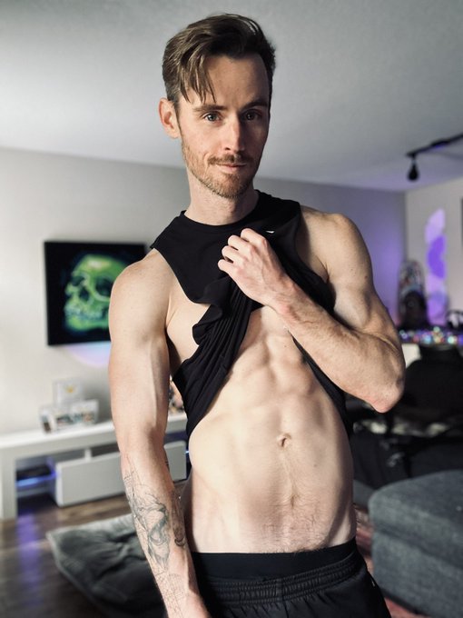 What&rsquo;s the sluttiest thing a guy can wear? Asking for a friend&hellip; https://t.co/m9U5PHFf5H