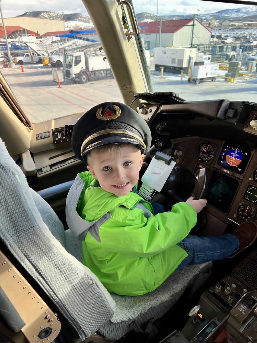 elvalynh's tweet image. Hoping our @Delta pilot can get us home safely! #thanksformakinghisday #proudauntmoment #futurepilot