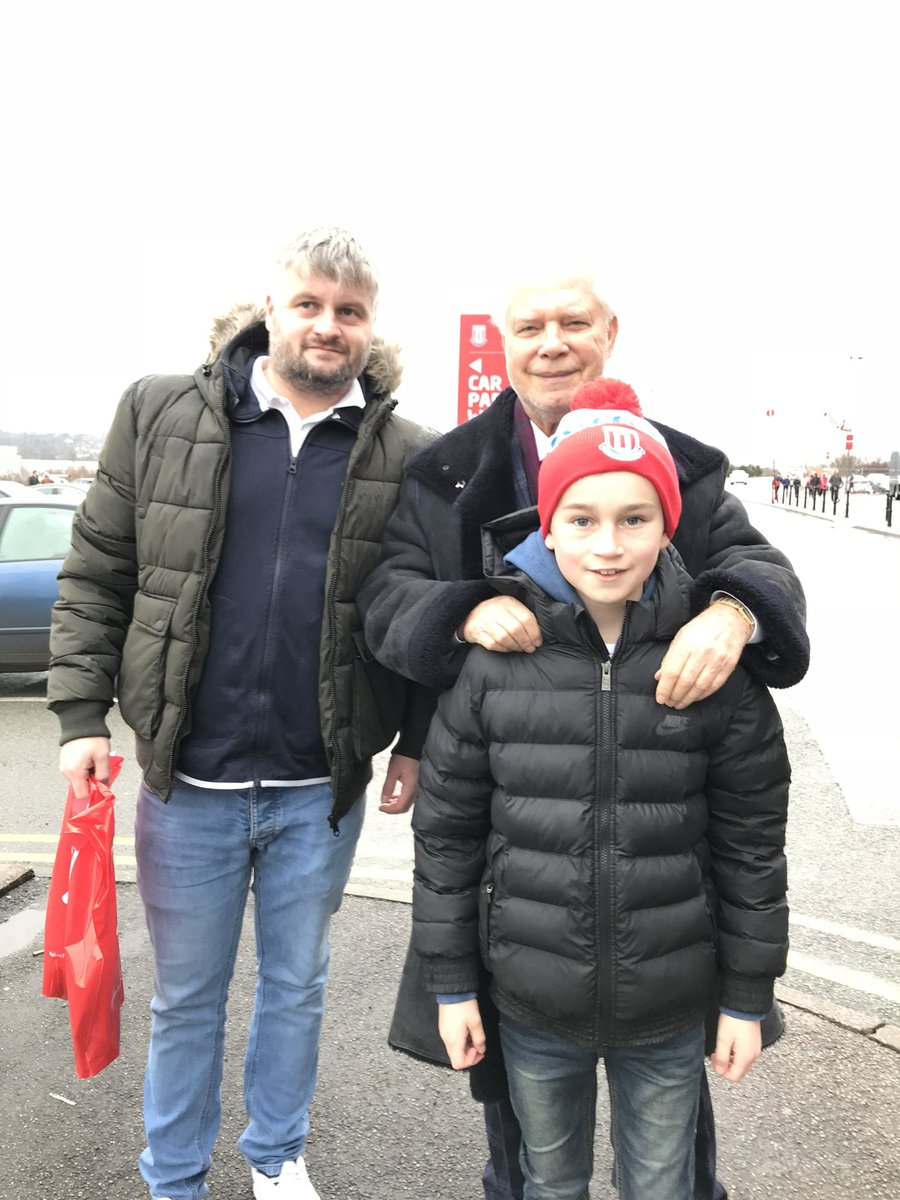 steaky04's tweet photo. Few year bk took the time to speak with me and jack #ripdavidgold https://t.co/TTeNkjb6bs