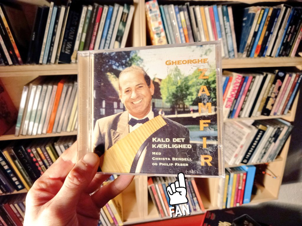ValdeMeerStaun's tweet photo. Du kender Philip Faber fra dit tv og som dirigent for Pigekoret. Du har sikkert også hørt ham som "en ulækker fyr" i Bølle-Bob.
MEN.. vidste du, at han i 1997 medvirkende på et album med den rumænske panfløjte-legende Gheorghe Zamfir?? #dkmusik https://t.co/oWlAXsi4sF