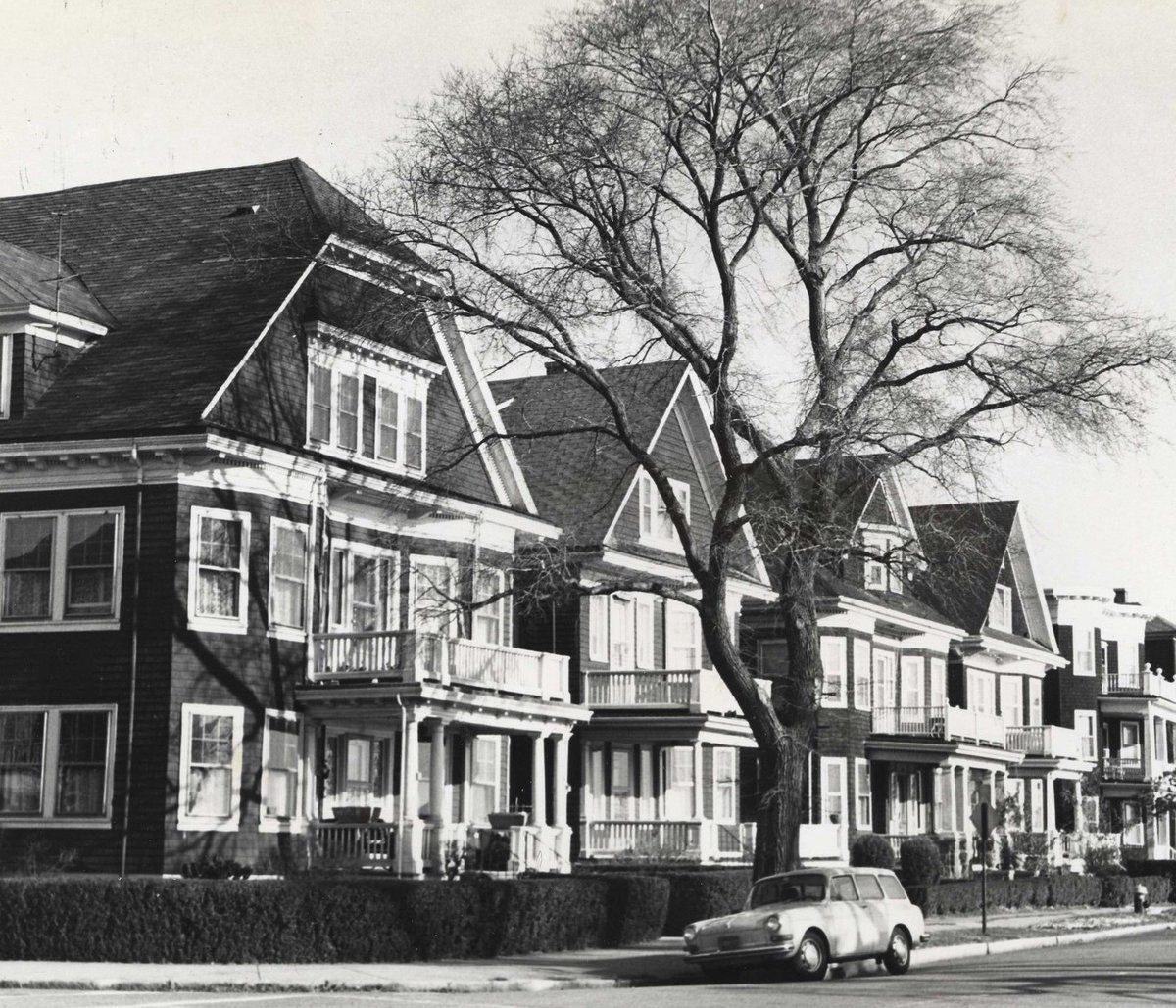 onthedotboston's tweet photo. Rewind the clock about 50 years and we get this image.
📍Columbia Road, South Boston, 1971!
Southie friends, what do you think? Does this look familiar?
#BostonThrowback #SouthBostonHistory
📸: Courtesy of @ArchivesBoston https://t.co/J90LuhjuMU