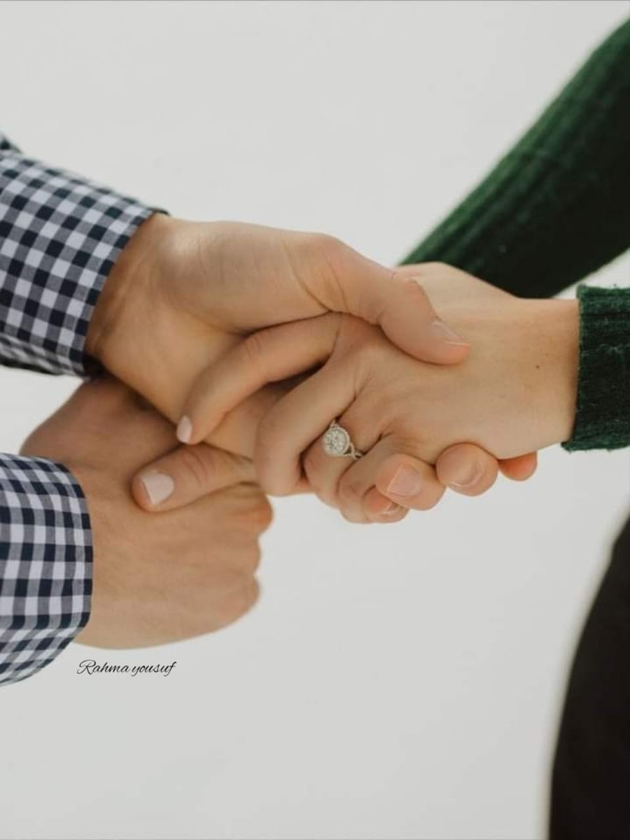 ماينافس حبك في قلبي 
إلا عيونك وضحكتك ..
عيونك (حبيبي) بداية الحب 
عيونك لحالها كل الحياه 💕 ..