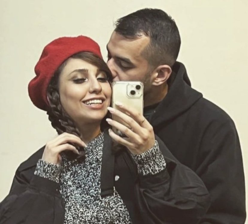 #مریم_سلیمیان نقاش و هنرمند جوان معترض که انقلاب ایران در کارهایش انعکاس زیادی داشت، بعد از اینکه هنگام خروج از کشور برای ادامه تحصیل در اتریش به او اعلام شد ممنوع الخروج است، اعلام شد خودکشی کرده است
و بازم دو عاشق دیگه رو از هم جدا کردن :) 
#مهسا_امینی