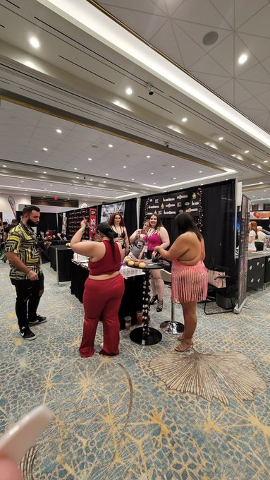 Go check out the Big and Beautiful booth in the Blossom ballroom! @Bignbeautiful_  #avn https://t.co<a href="/tag/avn"class="tags"><span>#avn</span></a>