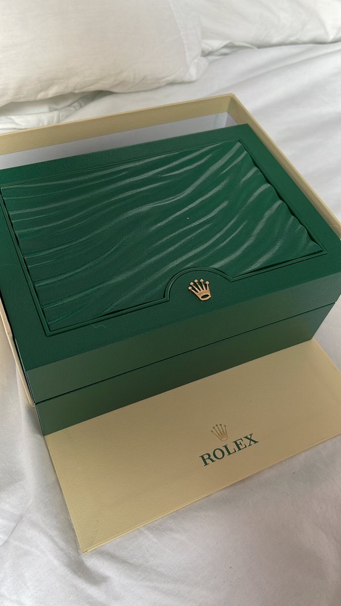 WTS my Datejust 126334-0018.
Box and papers

Light use 

Price £10k flat. Random RT gets £100 once sold