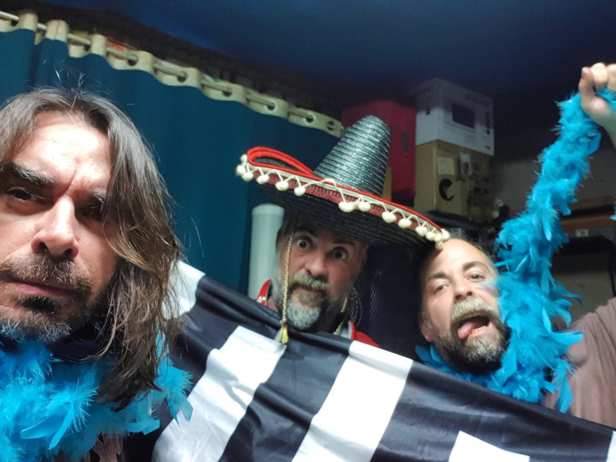 desquici's tweet photo. Aquí, preparant Carnestoltes!! 

És la setmana vinent, no?

#punk #musicaencatala #desquici #punkrock #punkalternatiu #metal #grunge #postgrunge #terrassa #barcelona #postpost #prepost #antipost #ciutats #music #rock 

https://t.co/mn1VfsKcoj https://t.co/SGcJnYFsus