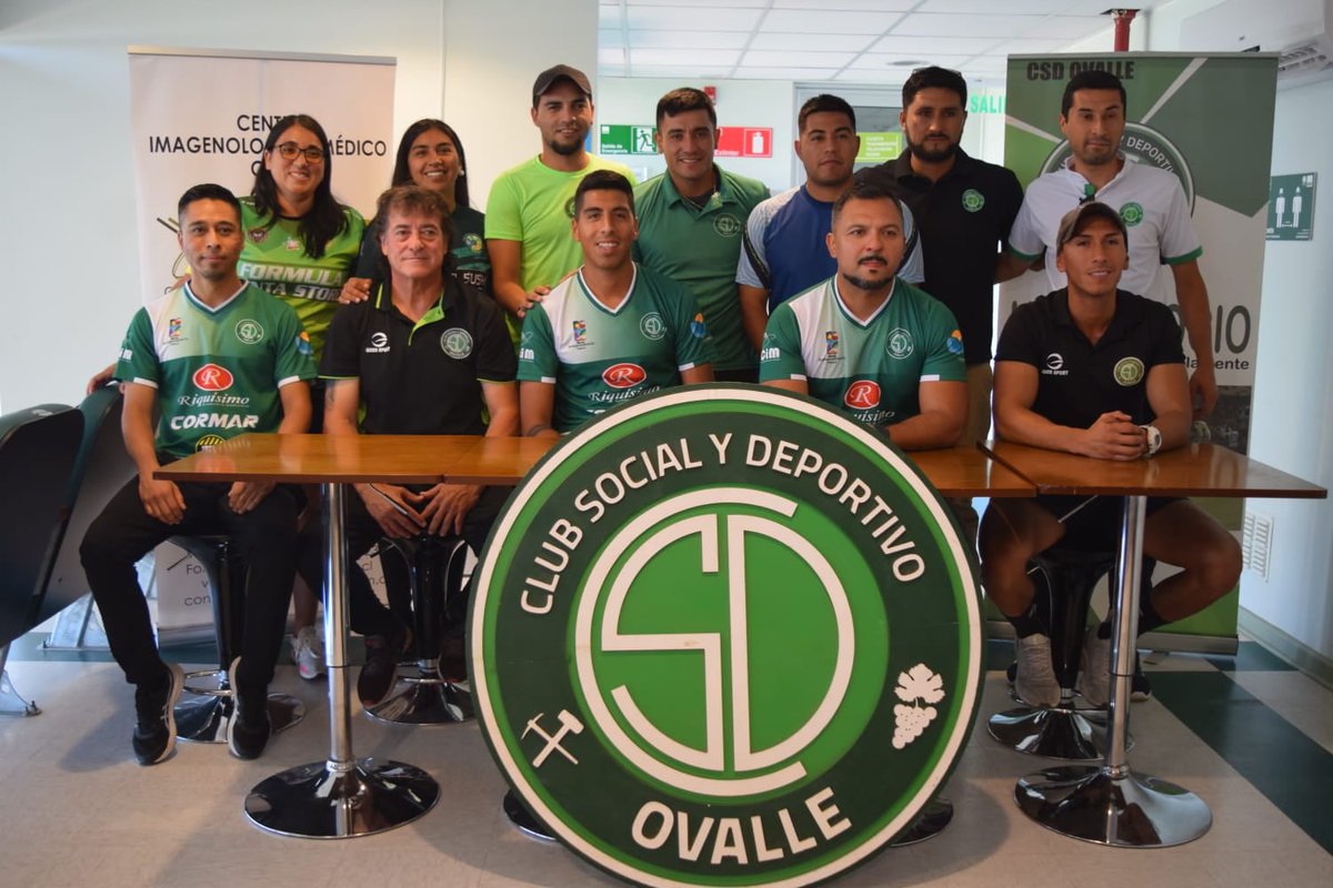 CSDOvalle's tweet photo. 𝗖𝗦𝗗 𝗢𝗩𝗔𝗟𝗟𝗘 𝟮𝟬𝟮𝟯 

𝗣𝗿𝗶𝗺𝗲𝗿 𝗲𝗾𝘂𝗶𝗽𝗼:

Andrés Olivares
Director técnico 

Orlando Aravena
Nicolás Orrego 
Ayudante técnico 

Leonardo Canales
Preparador de arqueros

Sergio Monardez
Kinesiólogo

Mario Gallardo
Masajista 

César Castillo
Coordinador https://t.co/aCZ7VcY3Tm