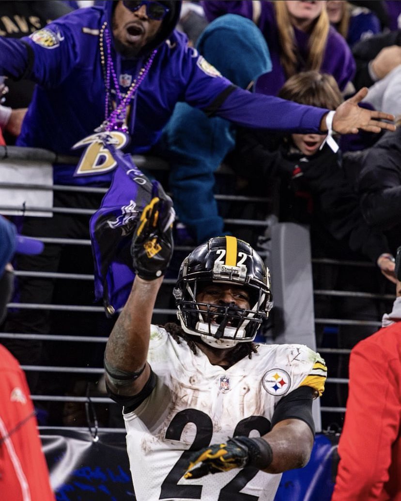 Najee with the Ravens Towel! 😂 #Steelers #NFL