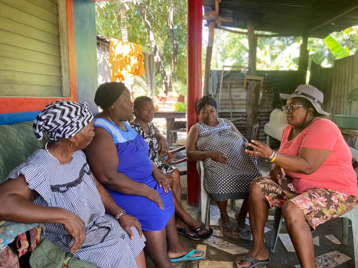Our community ambassador (age 64) explaining web3 wallets to the ladies of Panaderia Numenigui (Hope in Garifuna). This is one of our projects that create real diversity, equity and inclusion in #Honduras. Helping onboard the #NextBillion through #ImpactOnboarding #EthLatAm