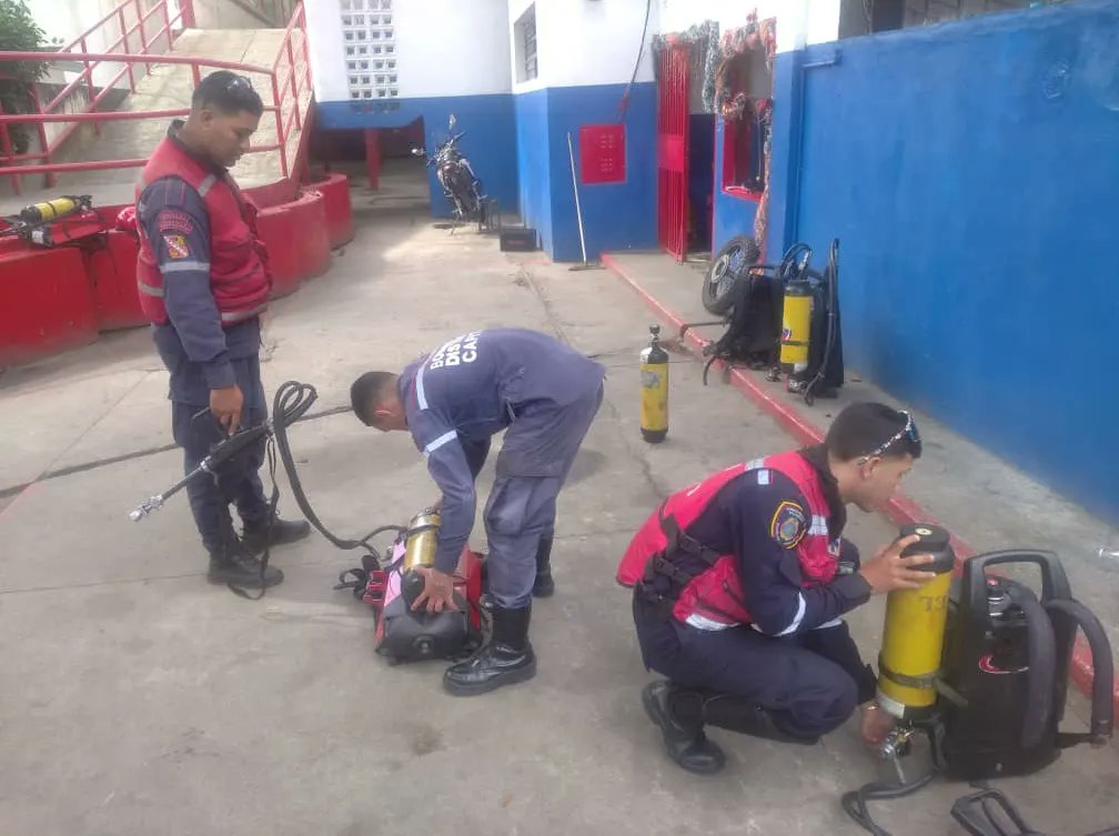 CPabloPalacios's tweet photo. De manera articulada entre los @CAeronauticos y @bomberos_dc, se logró la recarga de 6 cilindros de aire comprimido, de los equipos de Extinción Portátil AFT. al 100% de la Brigada Motorizada #GRUMAE Perteneciente al Cuerpo de @bomberos_dc
#BoliviaHaceJusticia https://t.co/6YN3O1pcv3