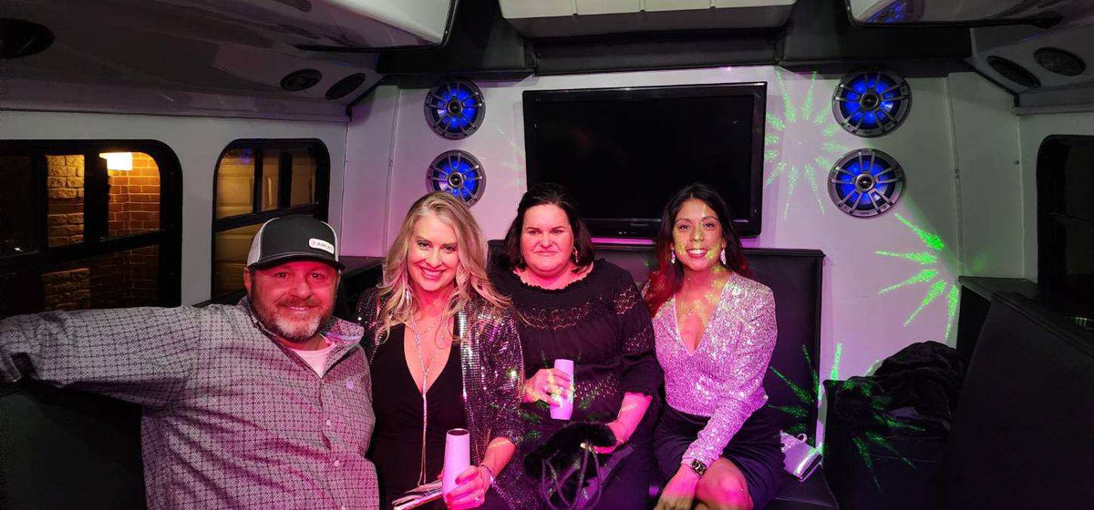 DwntwnPartyBus's tweet image. Our guests ringing in NYE safely!  What a fun group!  🪩 💃 

#downtownaustin #thingstodoinaustin #austintx #austin #Nightlife #partybus #limo