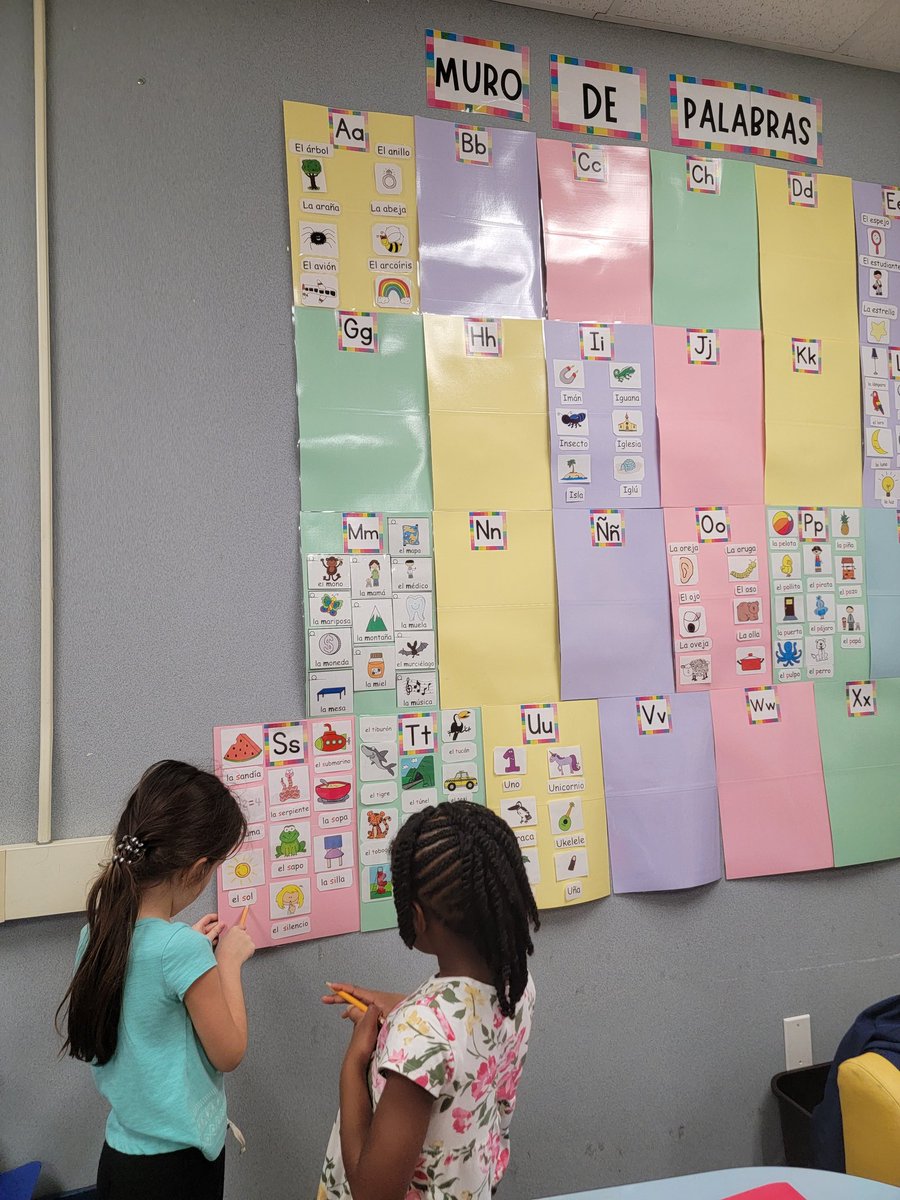 CaritoMonteale1's tweet photo. I love it when they use our "Muro de palabras" to check the correct way of spelling new vocabulary words.
@JeffreysGroveES @ParticipateLrng #unitingourworld #wordwall #Spanishteacher https://t.co/ikQxGhyO5D