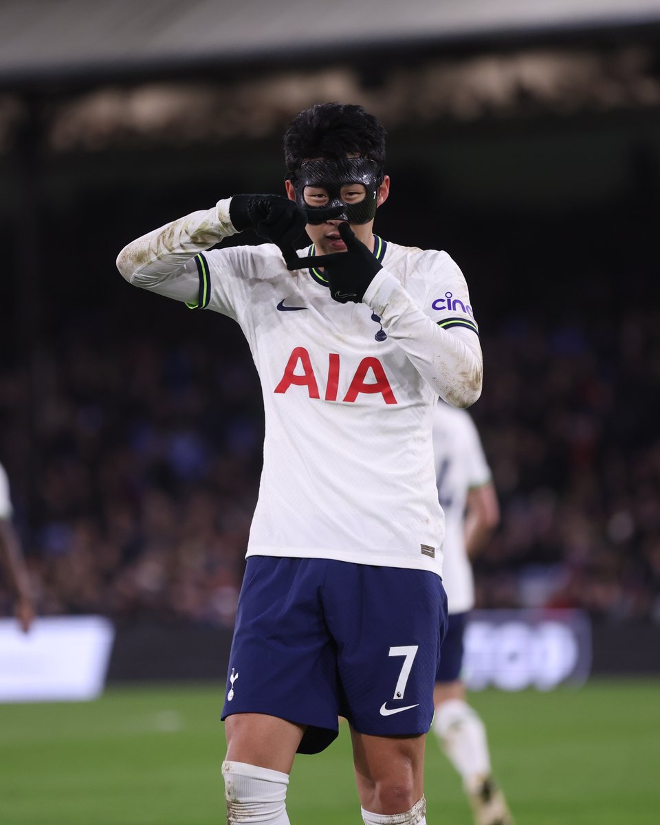 SpursOfficial's tweet photo. The celebration is BACK (ft. mask) 📸 https://t.co/WNpW8yKhVt