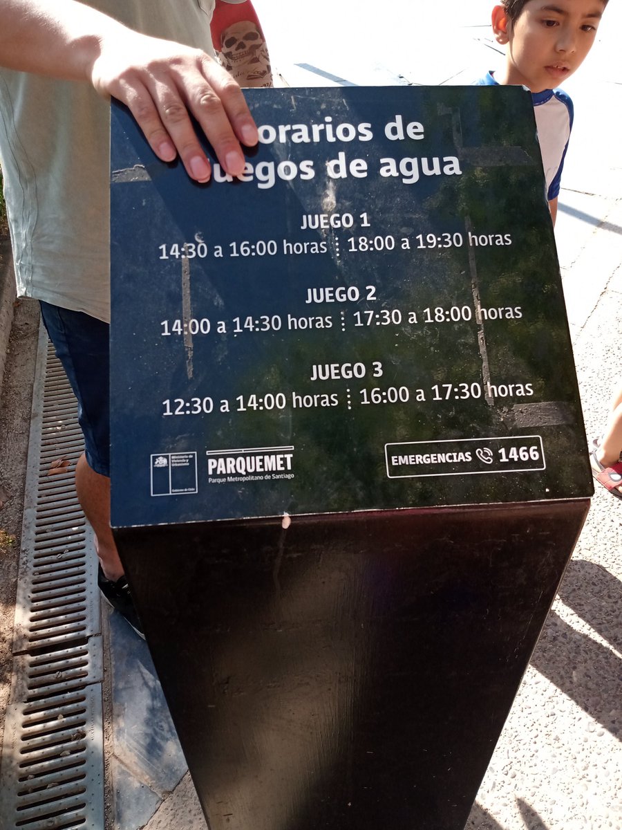 GusDeLima's tweet photo. @ParqueM @parquemetminvu Parque fluvial con todos los juegos de agua dañados. Nadie reparandolos. Raya en el sadismo no tener el mínimo de consideración en siquiera colocar un cartel informativo. Viajan familias enteras con los niños ilusionados y les da lo mismo. https://t.co/kZfovcIVzi