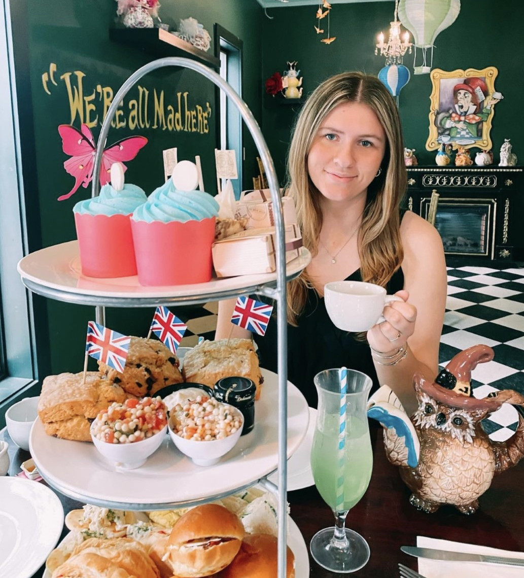 #WestfieldState marketing student Madeline LeBlanc’s (’23) passion for food, social media, advertising and local restaurants has translated into a recipe for success for her food blog Hello Food Reviews, and a potential boost for the industry. 

🔗: bit.ly/3jKhSS3